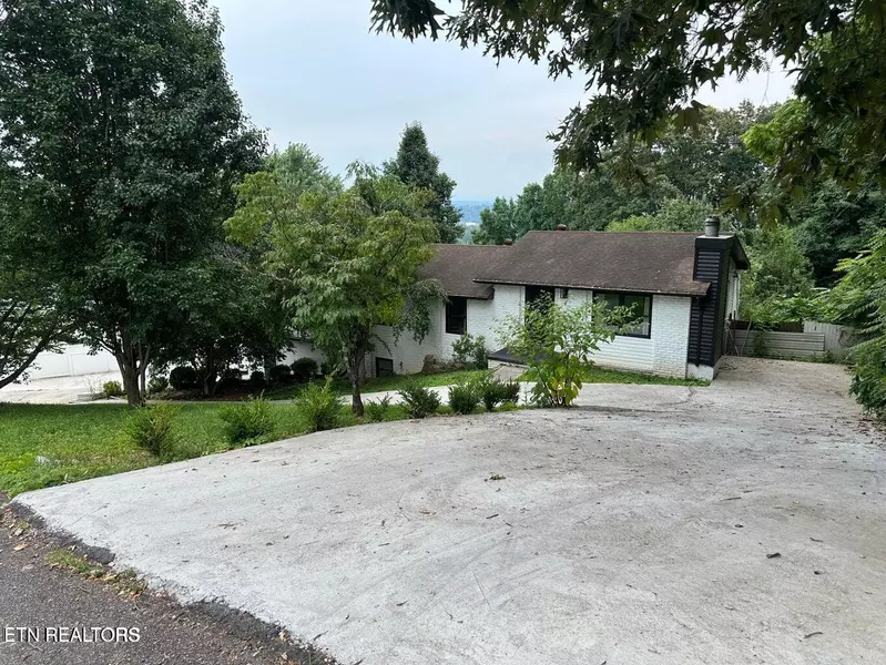 5242 Oakhill DR, Knoxville, TN 37912