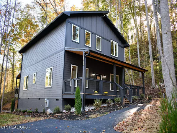 2825 Whisper Creek LN, Sevierville, TN 37862