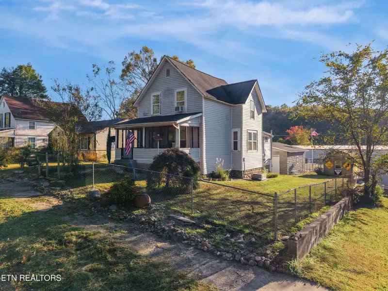 425 Byrd Ave, Harriman, TN 37748