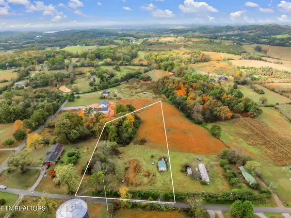 1965 Old Sinking Creek Rd, Greenback, TN 37742