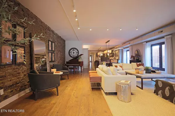 Knoxville, TN 37902,304 Gay St