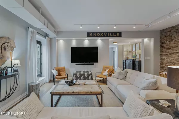 Knoxville, TN 37902,304 Gay St