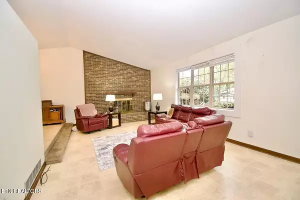 Maryville, TN 37803,927 Oxford Hills DR