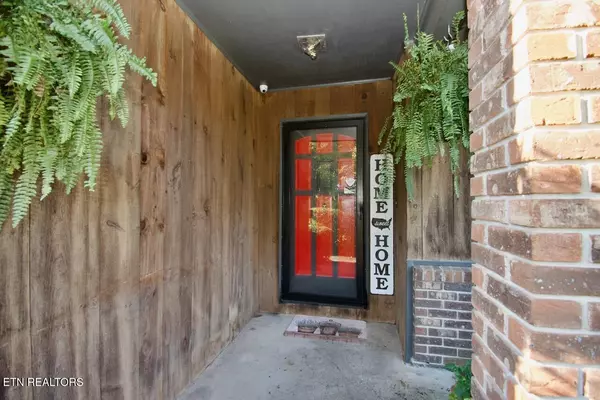 Maryville, TN 37803,927 Oxford Hills DR