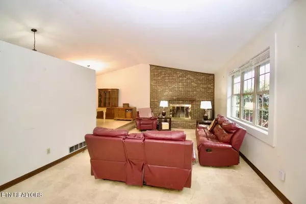 Maryville, TN 37803,927 Oxford Hills DR