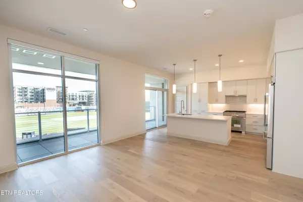 Knoxville, TN 37915,122 Stadium WAY #412