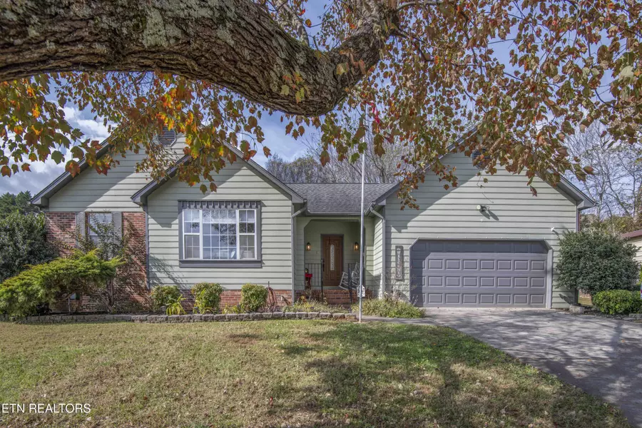 442 Dairy LN, Lenoir City, TN 37772