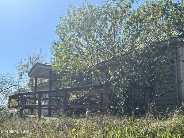 215 Longfield Rd, Rocky Top, TN 37769