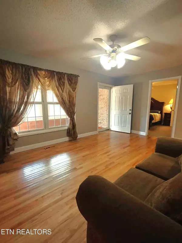 Oliver Springs, TN 37840,530 Back Valley Rd