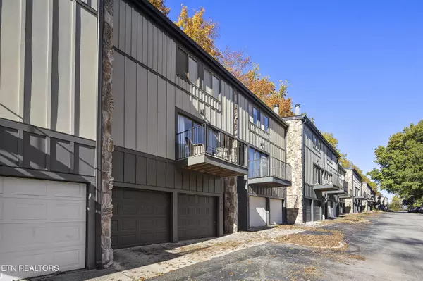 2016 Cherokee Bluff DR, Knoxville, TN 37920