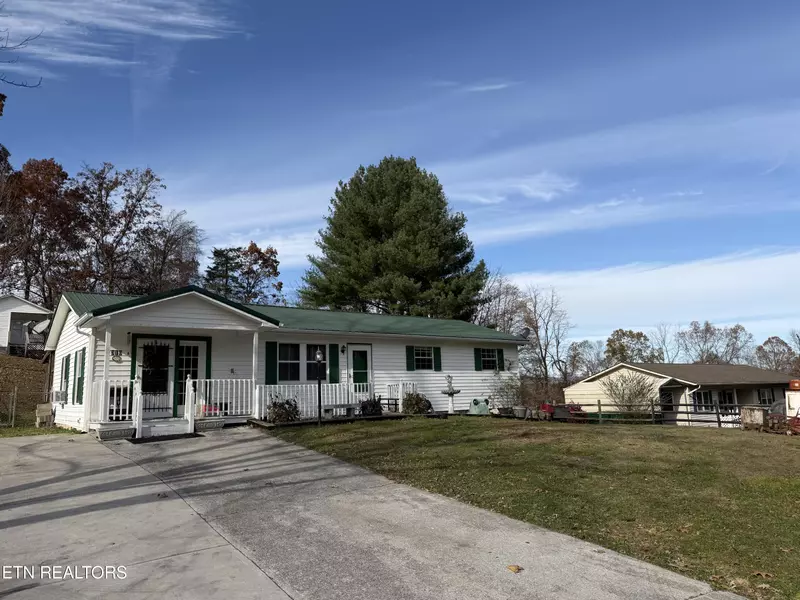 310 Hollifield DR, Jacksboro, TN 37757