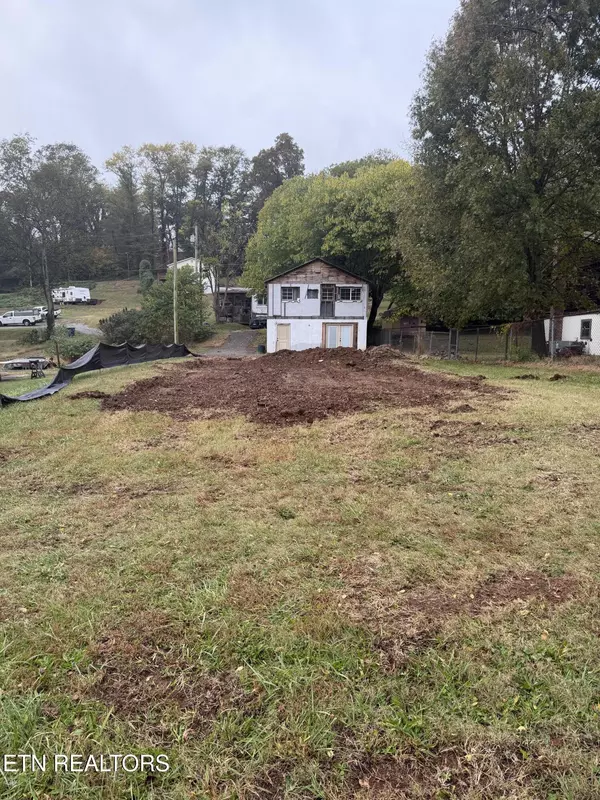 521 Clifty St, Harriman, TN 37748