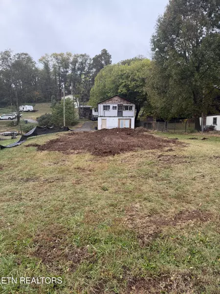 521 Clifty St, Harriman, TN 37748