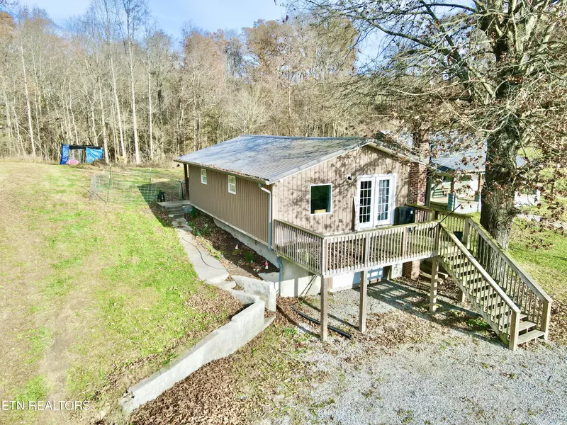 303 Robertson LN, Speedwell, TN 37870