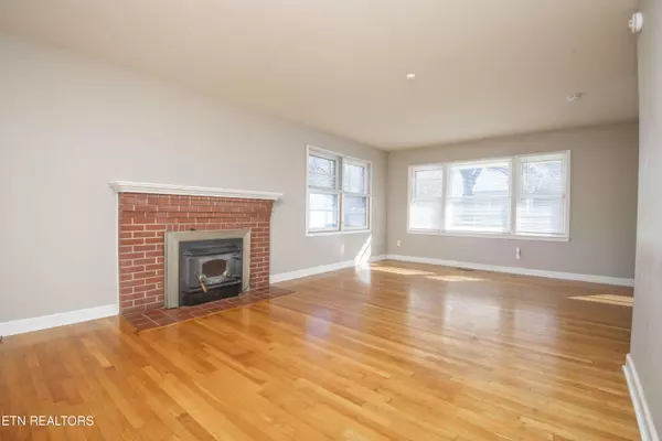 Clinton, TN 37716,404 Douglas LN