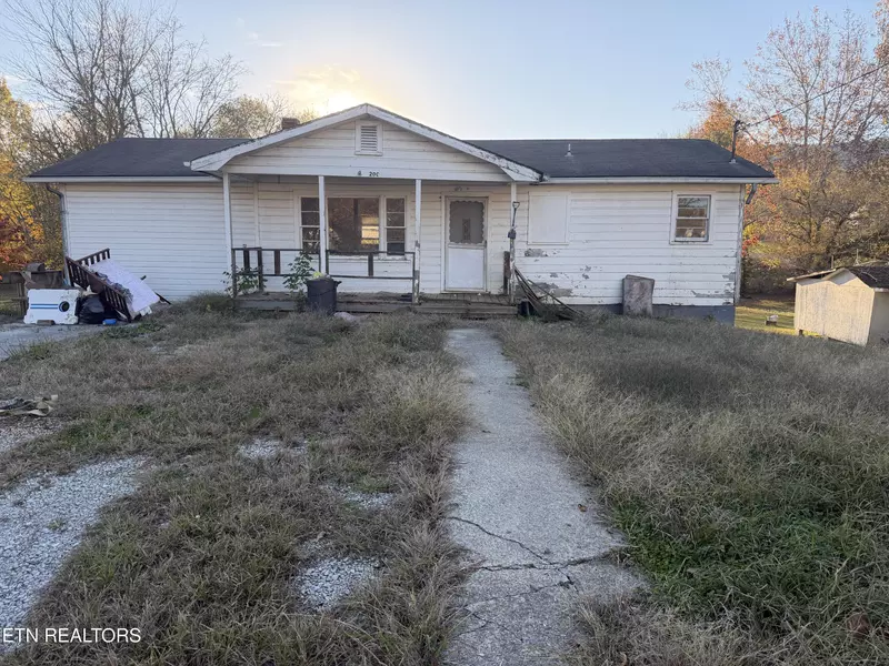 200 McCarroll LN, Harriman, TN 37748