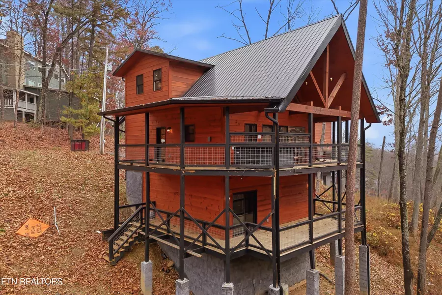 1104 Laddie Buck LN, Gatlinburg, TN 37738