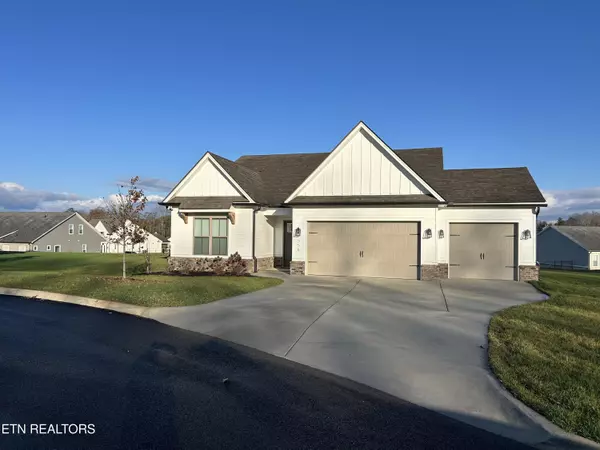 256 Clover CIR, Lenoir City, TN 37772