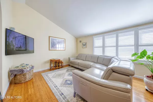 Knoxville, TN 37914,2000 Shangri La DR