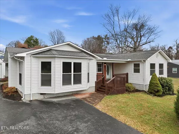 211 Hilltop Rd, Lafollette, TN 37766