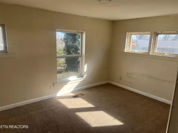 Oak Ridge, TN 37830,113 Walker LN