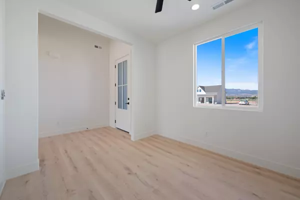 Hurricane, UT 84737,1037 W 3250 S