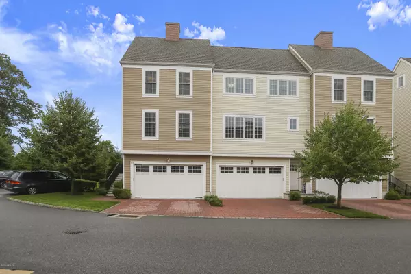 77 Havemeyer LN #109, Stamford, CT 06902