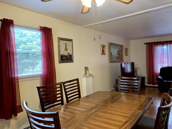 Trumbull, CT 06611,6 Macarthur RD