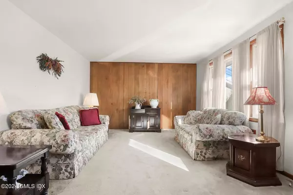 Riverside, CT 06878,32 Perna LN