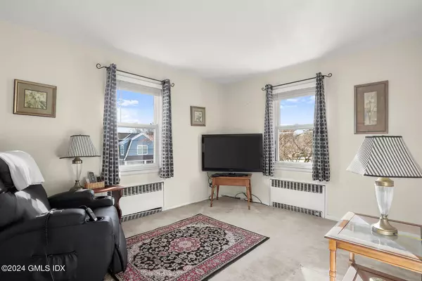 Riverside, CT 06878,32 Perna LN