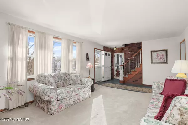 Riverside, CT 06878,32 Perna LN