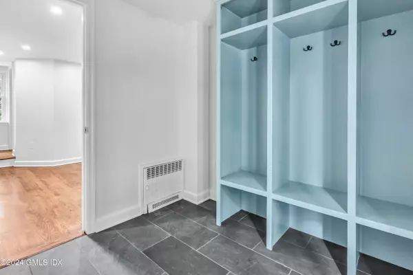 Greenwich, CT 06831,1 Douglas DR