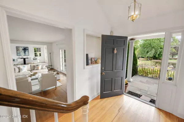 Old Greenwich, CT 06870,24 Meadowbank RD