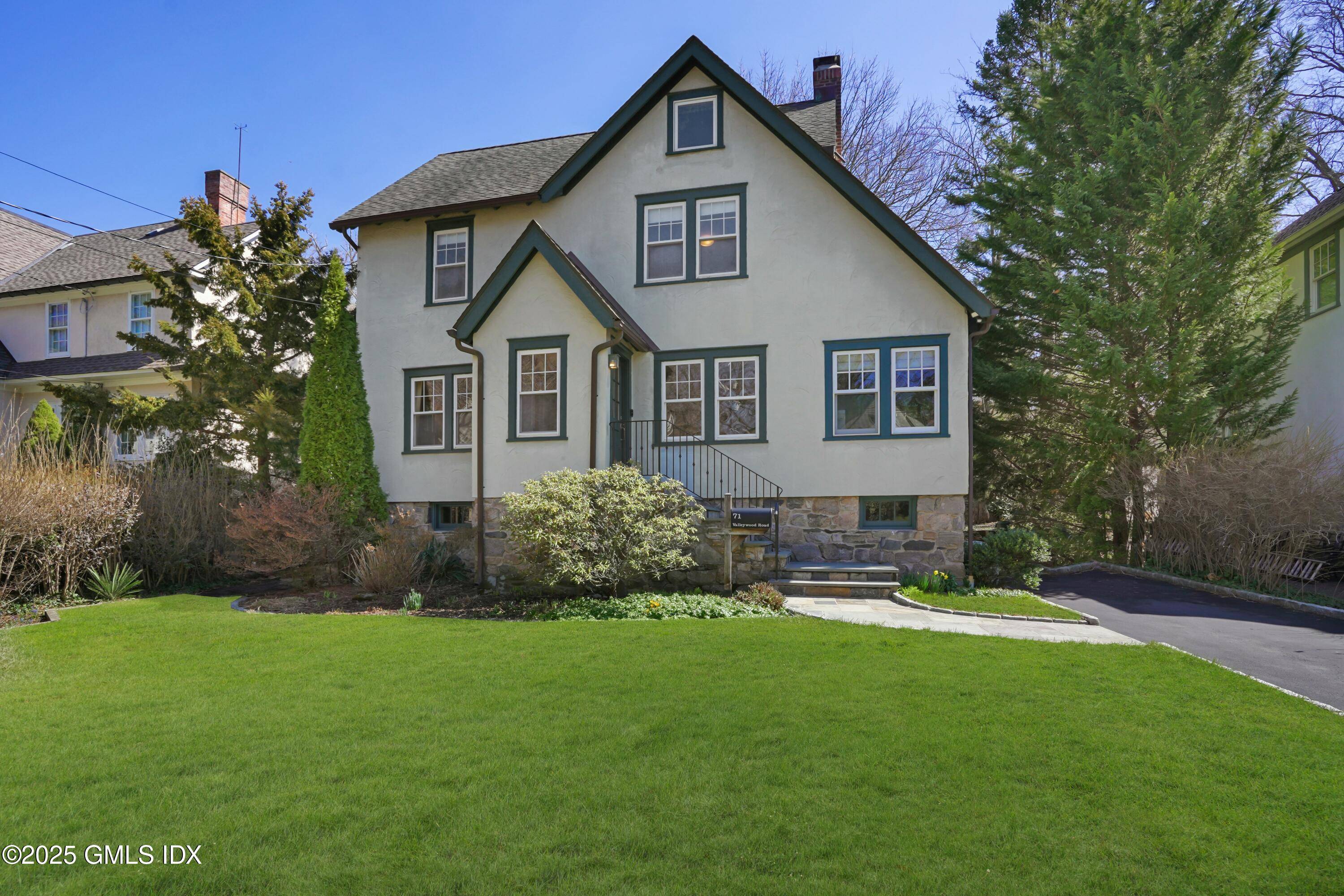 71 Valleywood RD, Cos Cob, CT 06807