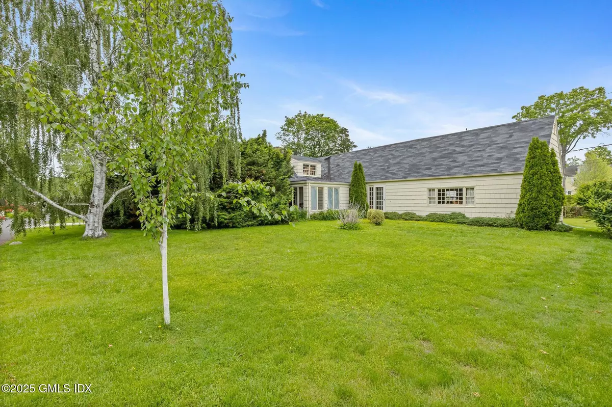 Old Greenwich, CT 06870,30 Meadowbank RD