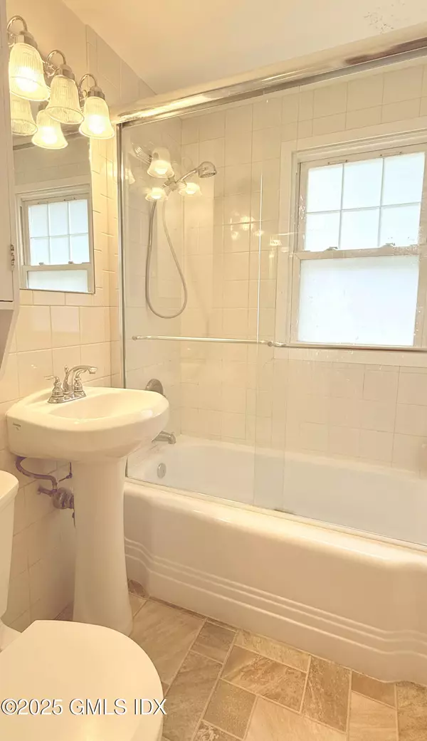 Stamford, CT 06904,465 Sylvan Knoll RD