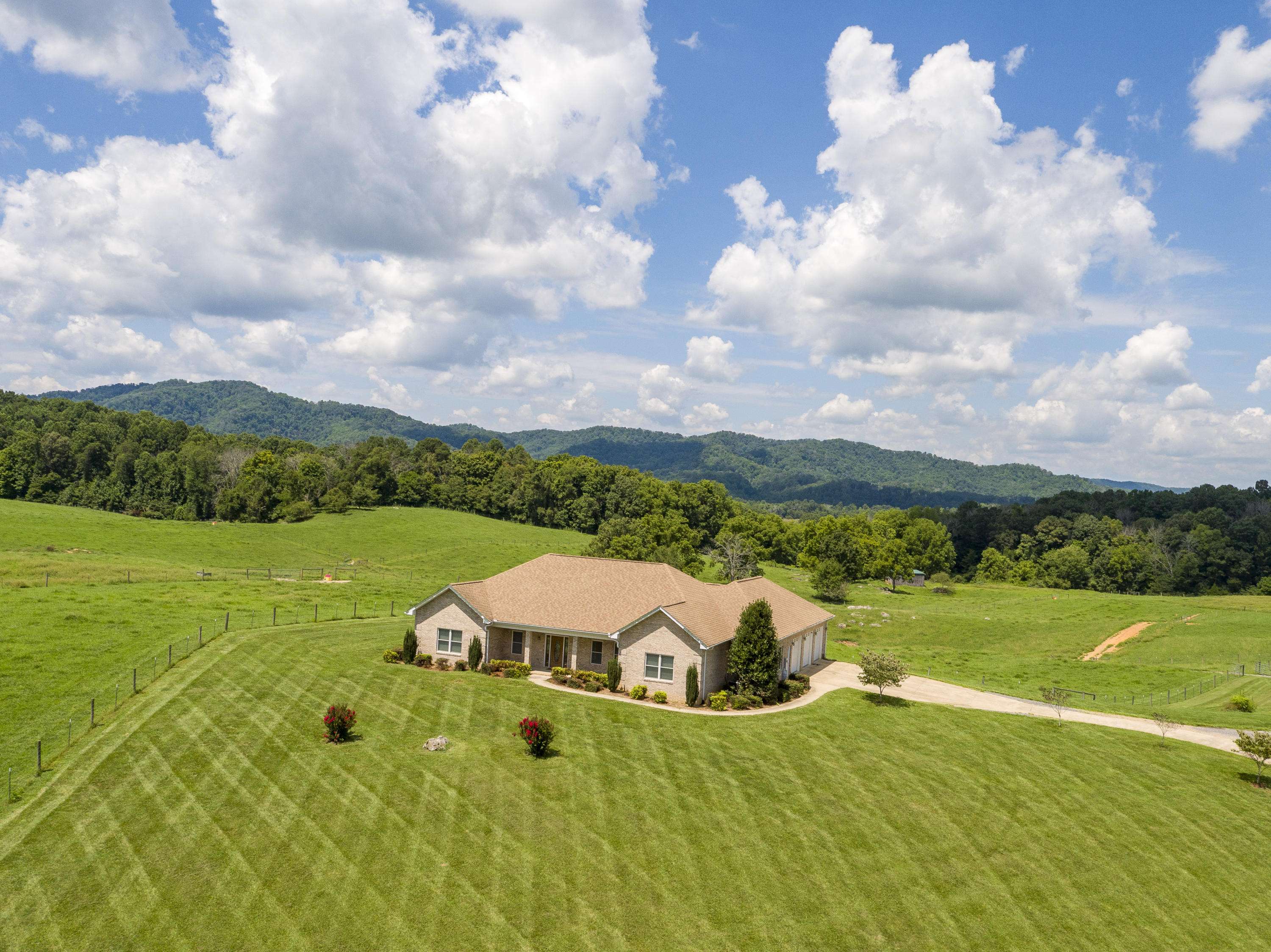 32 Spring LN, Fall Branch, TN 37656