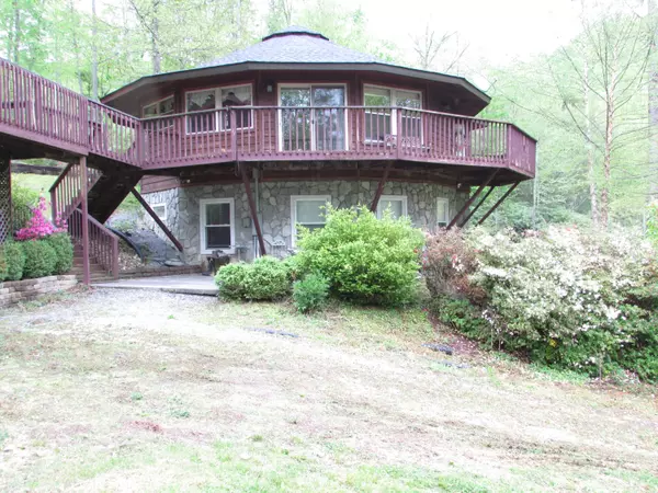 Hampton, TN 37658,167 Violet LN