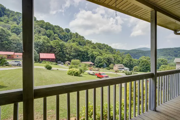 Roan Mountain, TN 37687,121 Seths Way ST