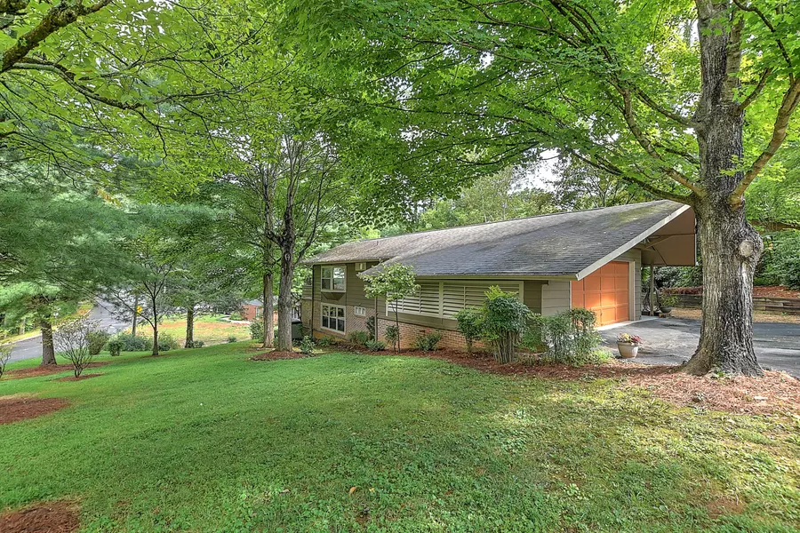 1818 Mcclellan DR, Johnson City, TN 37604