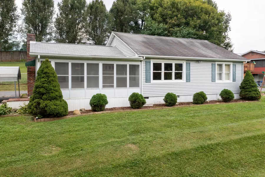 133 Lakeview DR, Bluff City, TN 37618