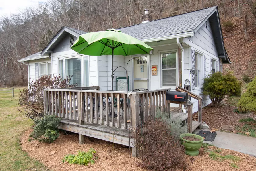 887 Bunker Hill RD, Bluff City, TN 37618