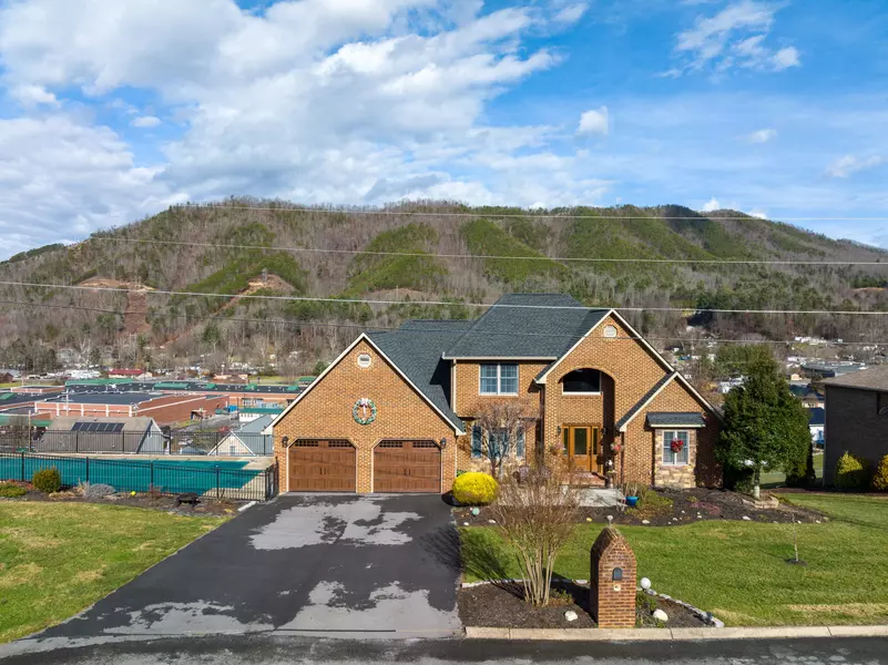 120 Valleyview CT, Hampton, TN 37658
