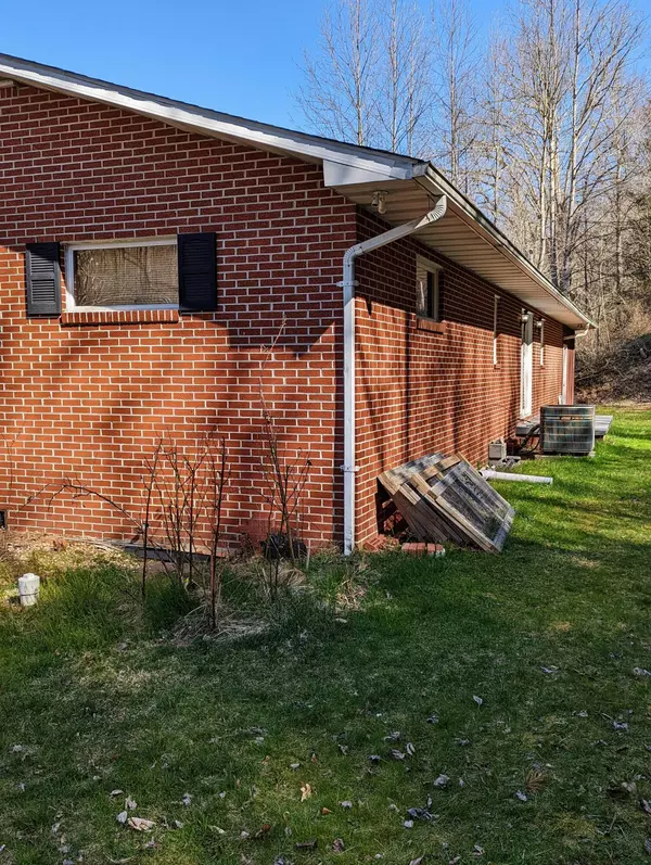 Clintwood, VA 24228,595 Coeburn RD