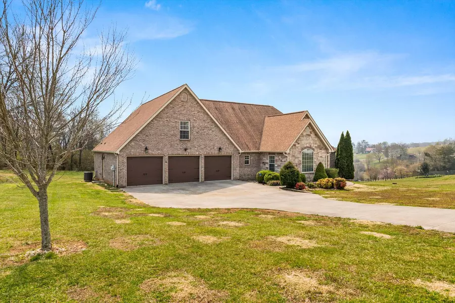 1841 Lakebrook CIR, Dandridge, TN 37725