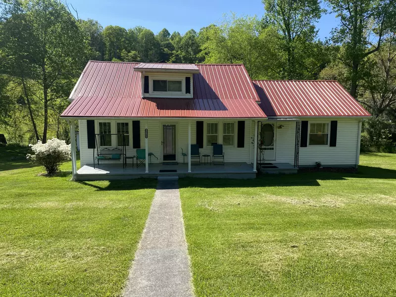 3168 Flatwoods RD, Coeburn, VA 24230