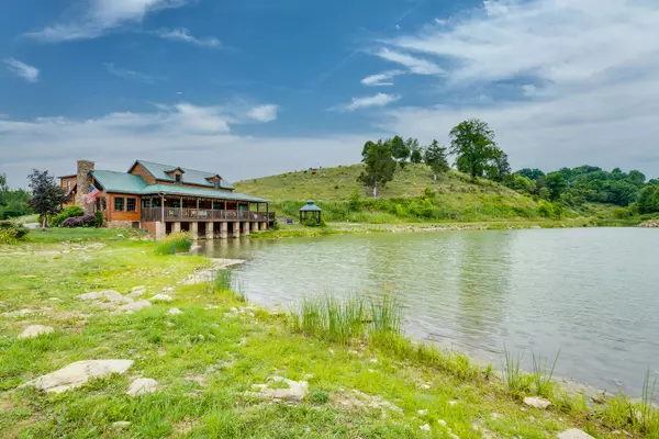 763 Red Bud LN, Honaker, VA 24260