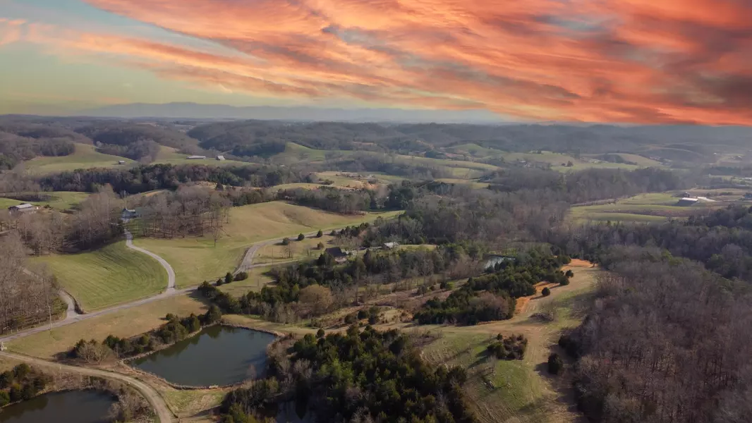 1880 Valleydale RD, Mosheim, TN 37818