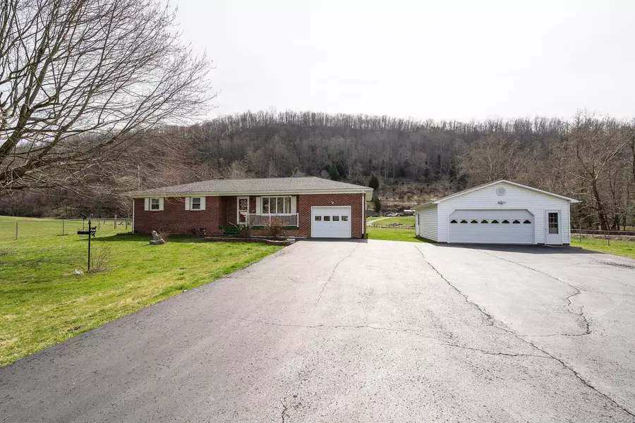 2874 Bandy RD, Cedar Bluff, VA 24609