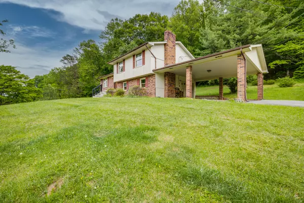 Blountville, TN 37617,313 Seneker LN